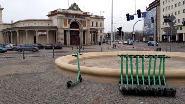 Wrocławska fontanna po remoncie zyskała nowy kolor
