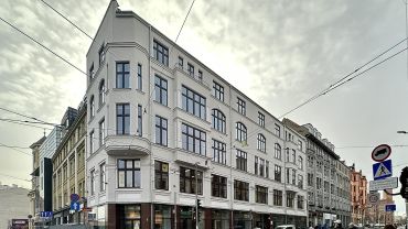 Wrocław: Zabytkowa kamienica w centrum zmieniła kolor po remoncie [ZDJĘCIA]