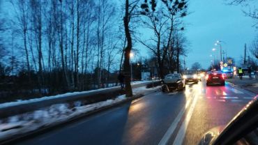 Wrocław: Wypadek na Tarnogaju. Kierowca samochodu wjechał w drzewo