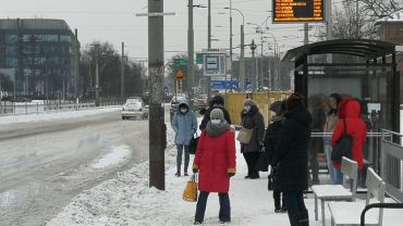 Pasażerowie skarżą się na lód na przystankach. Prezes MPK Wrocław wskazuje winnego
