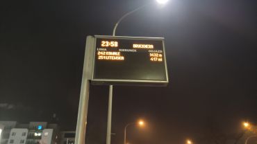 Na autobusy nocne we Wrocławiu poczekasz! Awaria tablicy na przystanku
