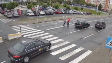 Wrocław: Kierowca furiat przejechał po stopie starszego człowieka, bo ten go zdenerwował [FILM]