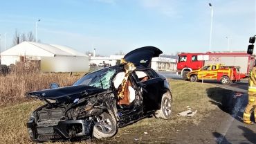 Wypadek na DK8 Wrocław - Łagiewniki. Kierująca osobówką nie ustąpiła pierwszeństwa przejazdu