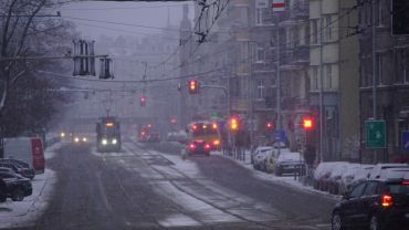 Atak zimy we Wrocławiu. Na drogach panują trudne warunki