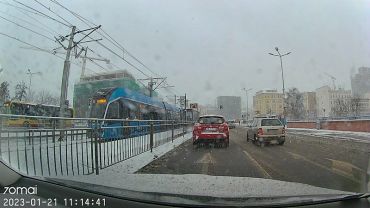 Wrocław w śniegu i błocie. Bardzo ślisko na drogach