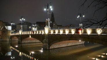 Mosty Pomorskie pierwszy raz rozświetlone. Iluminacje wieczorową porą