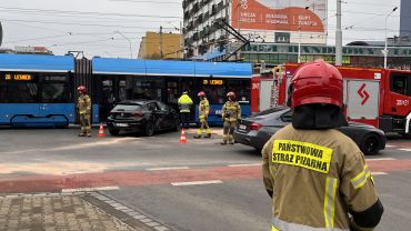 Wrocław: Wypadek na pl. Legionów. Nieoznakowany radiowóz zderzył się z osobówką