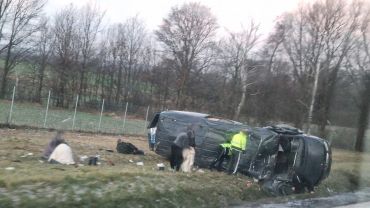Bus wypadł z drogi na A4. Sześć osób rannych, utrudnienia w kierunku Wrocławia