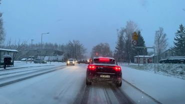 Wrocław: Spadł śnieg. Ślisko i niebezpiecznie na drogach i chodnikach