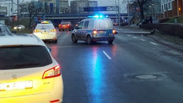 Wrocław: Wypadek na ul. Legnickiej. Auto ścięło latarnię [ZDJĘCIA]