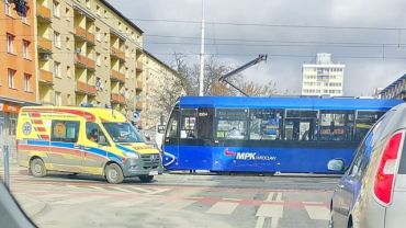 Kraksa osobówki z tramwajem w centrum Wrocławia. Jedna osoba trafiła do szpitala