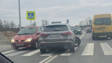 Z auta na Wschodniej Obwodnicy Wrocławia odpadło koło. Są duże utrudnienia