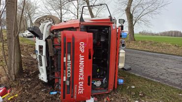 Groźny wypadek wozu strażackiego na Dolnym Śląsku. Czterej strażacy ranni