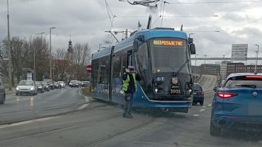 Wrocław: Wykolejenie tramwaju koło Mostu Grunwaldzkiego