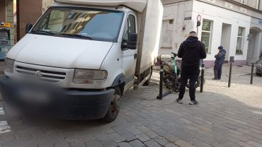 Wrocław: Kłótnia ze strażnikami miejskimi koło Rynku. Dostawczak zablokował ulicę [WIDEO]