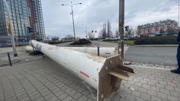 Wrocław: Potężne słupy runęły z ciężarówki na przejście dla pieszych