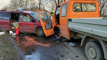 Wypadek pod Wrocławiem. Po czołowym zderzeniu kierowca wypadł przez szybę w aucie