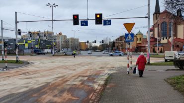 Groźny wyciek substancji ropopochodnej. Droga zamknięta w centrum Wrocławia