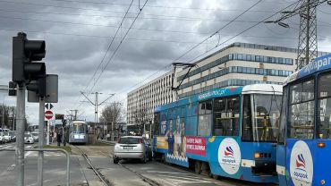 Wrocław: Po wypadku tramwaju i osobówki utrudnienia na ul. Legnickiej