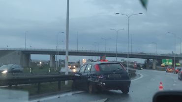 Wypadek na AOW. Rozbite auta blokują przejazd na węźle z drogą S5