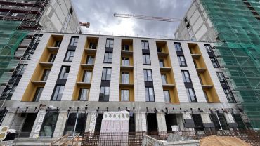 Wrocław: Odsłaniają elewację nowego budynku przy Legnickiej. Tak wygląda [ZDJĘCIA]