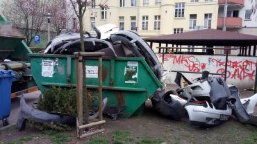Wrocław: Do kontenera wyrzucili nadwozie samochodu. 