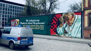 Wrocław: Jan Paweł II oblany czerwoną farbą na Ostrowie Tumskim