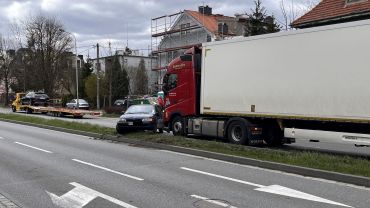 Wrocław: Wypadek na ulicy Wyścigowej. Auto zderzyło się z ciężarówką