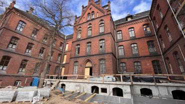 Wrocław: Trwa remont dawnego szpitala dziecięcego. Budowa hotelu opóźniona