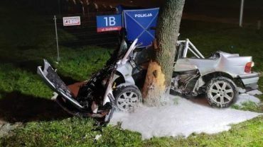 Wypadek pod Wrocławiem. BMW owinęło się o drzewo. Kierowca nie żyje