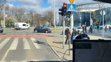 Wrocław: Wypadek niedaleko Wroclavii. Wjechał na skrzyżowanie na czerwonym świetle
