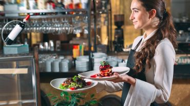 Praca w gastronomii i hotelach we Wrocławiu - ile można zarobić? Aktualne oferty