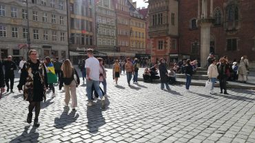 Wiosna we Wrocławiu w pełni. Na Rynku prawdziwe tłumy
