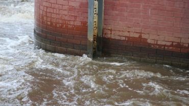 Wrocław: Wysoki poziom wody w rzekach. IMGW wydało ostrzeżenie