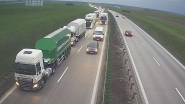 Wypadek busa i ciężarówki na A4 pod Wrocławiem. Korek ma 7 km