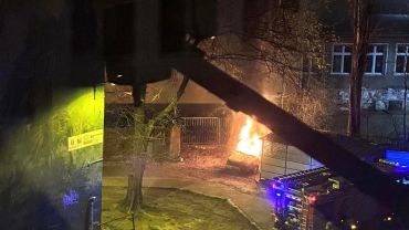 Wrocław: Pożar auta przy ul. Ołbińskiej. Interweniowali strażacy