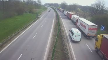 Dwie osobówki zderzyły się na A4 pod Wrocławiem. Duże utrudnienia dla kierowców