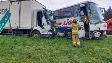 Wypadek autobusu i ciężarówki na DK35. Kierowca był zakleszczony w pojeździe
