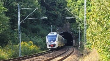 Dolny Śląsk: Tunel kolejowy w remoncie. Ale jeden tor jest znów czynny