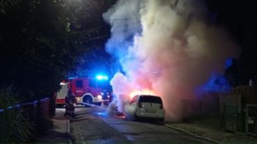 Wrocław: Pożar mercedesa. Strażacy w akcji
