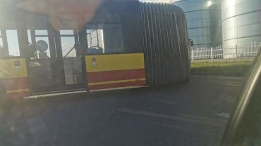 Autobus ugrzązł podczas zawracania. Zablokował ruch