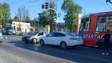 Wypadek na Krakowskiej. Auta zablokowały przejazd komunikacji miejskiej
