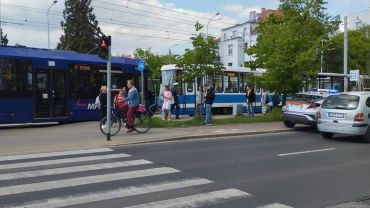 Wrocław: Pieszy wpadł pod tramwaj. Spod wagonu wyciągnęli go strażacy