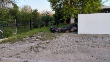 Śmieciowy problem na Jerzmanowie. Przez remonty nie zbierają odpadów