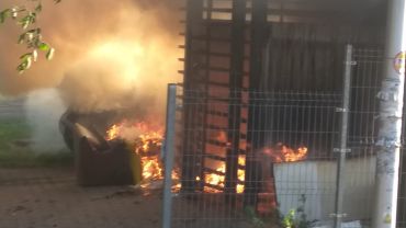Wrocław: Pożar na Żernikach. Mieszkańcy w piżamach ratowali samochody