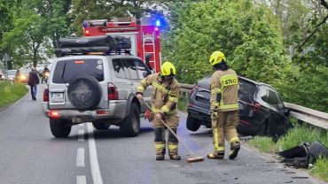 Wypadek na trasie Wrocław - Strzelin. Czołowe zderzenie na zakręcie [ZDJĘCIA]
