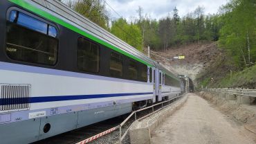 Specjalna maszyna drąży tunel kolejowy na trasie Wrocław - Jelenia Góra