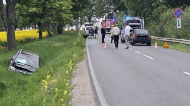 Wypadek na uczęszczanej trasie do Wrocławia. Auto w rowie