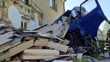 Ciężarówka z granitem wbiła się w dom. Zniszczenia są ogromne