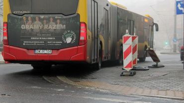 Nieprawidłowo zaparkowane auto na Racławickiej. Autobus nie mógł przejechać